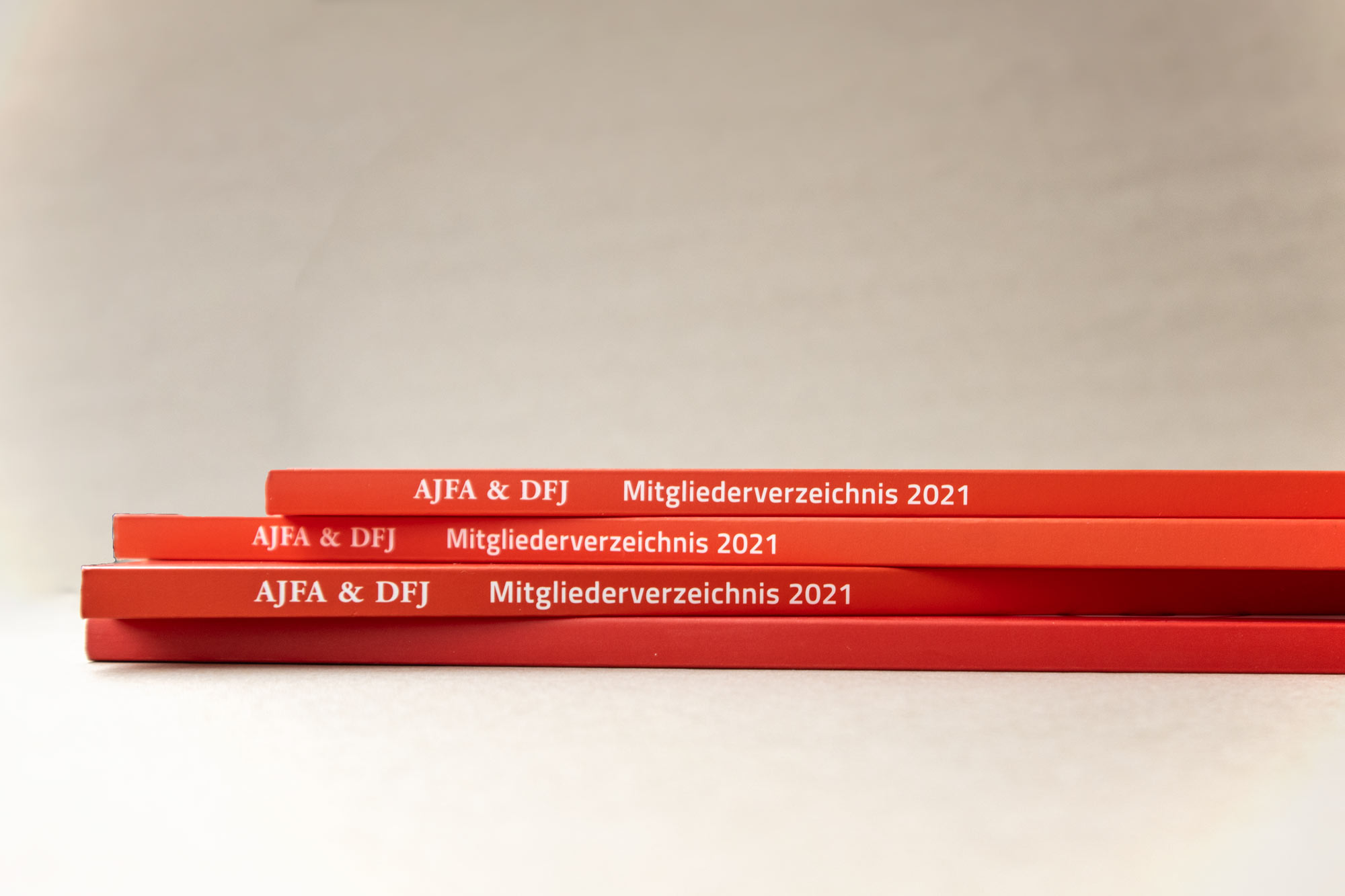 Einige Mitgliederverzeichnisse der deutsch-französischen-Juristenvereinigung und der AJFA gestapelt, Ansicht der Cover