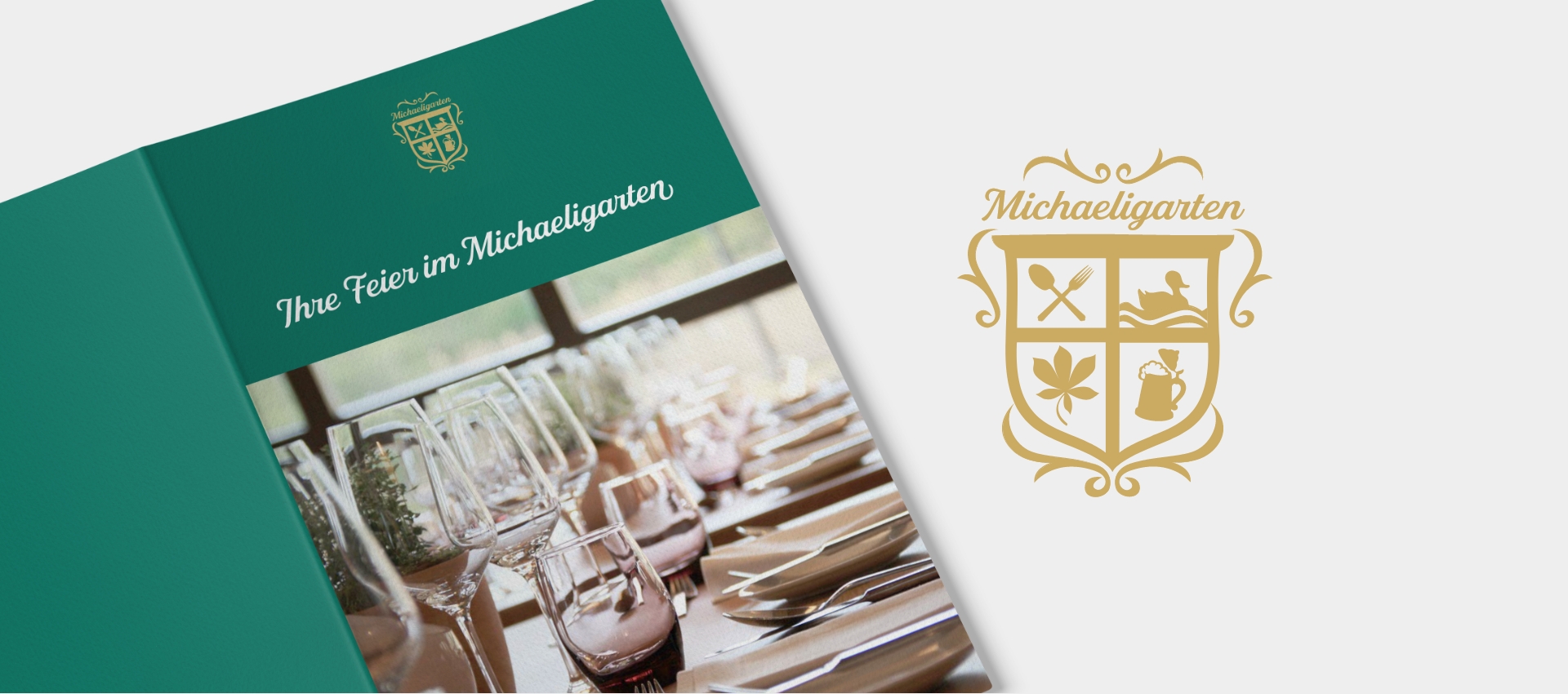 Headergrafik mit einem Mockup des Covers der Bankettmappe für die Gastronomie Michaeligarten in München und dem goldenen Logo.