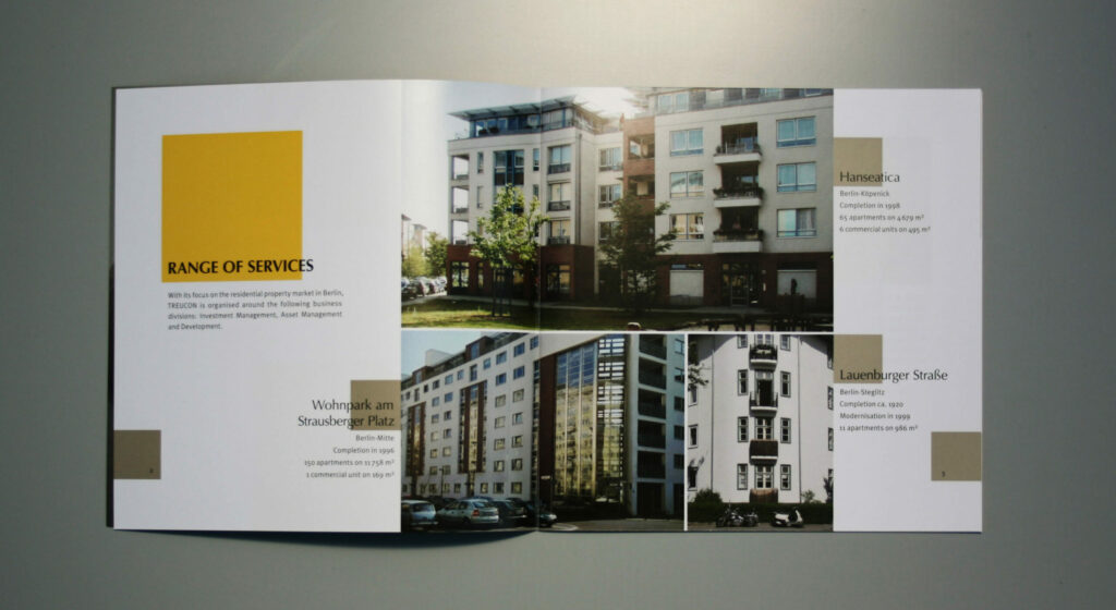 Mockup der Imagebroschüre Treucon Real Estate GmbH Berlin. Die Gestaltung der Innenseite wird geprägt von großen Fotos, Quadraten in Gelb und warmem Grau als Gestaltungselemente wenig Text und viel Weißraum.