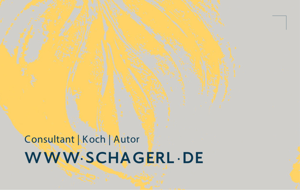 Visitenkarte von Christian Schagerl mit den Corporate Design Farben gelb, grau und Dunkelblau, auf der Karte ist im Vordergrund die Url und die Jobbezeichnung, im Hintergrund eine Stempeldruck-Illustration auf grauem Hintergrund