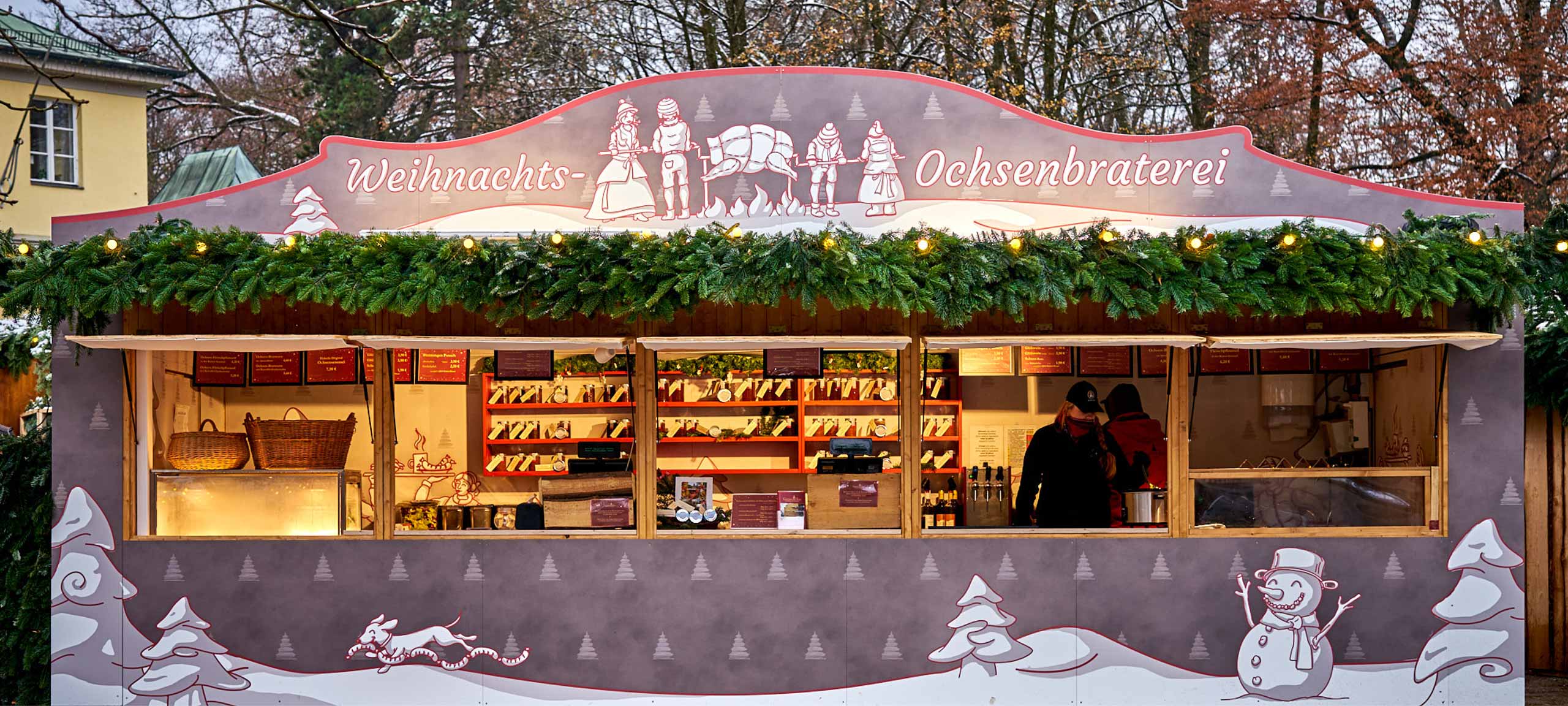 Der Header zeigt den Marktstand der Ochsenbraterei auf einem Weihnachtsmarkt in München. Das Stand Design ziert eine Illustrierte Schneelandschaft mit vielen Details im Stil des Ochsenbraterei Corporate Design.