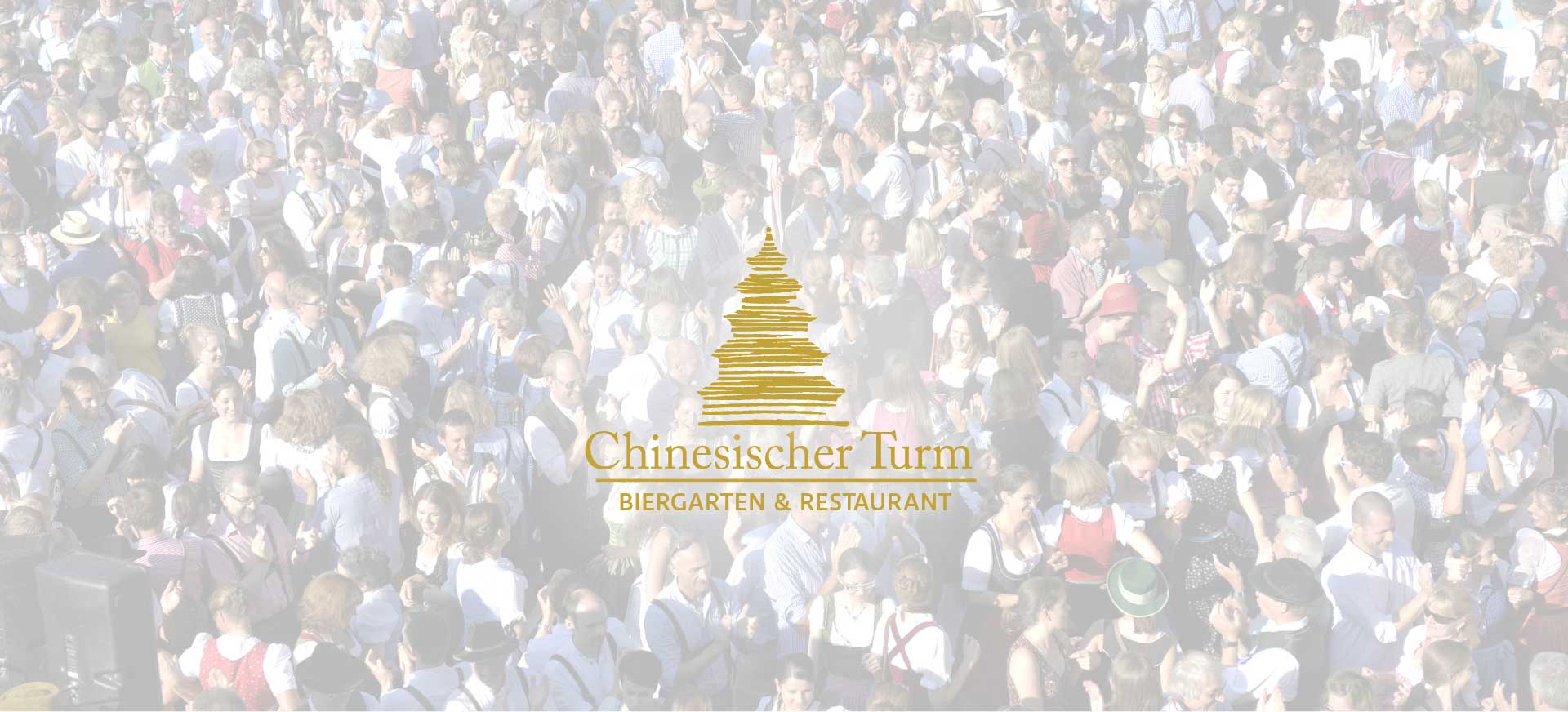 Headerbild der Webseite-Menschenmaße in Feierstimmung im Hintergrund, darauf transparente weisse Fläche mit Logo in gold des Biergarten und Restaurant des Chinesischen Turm