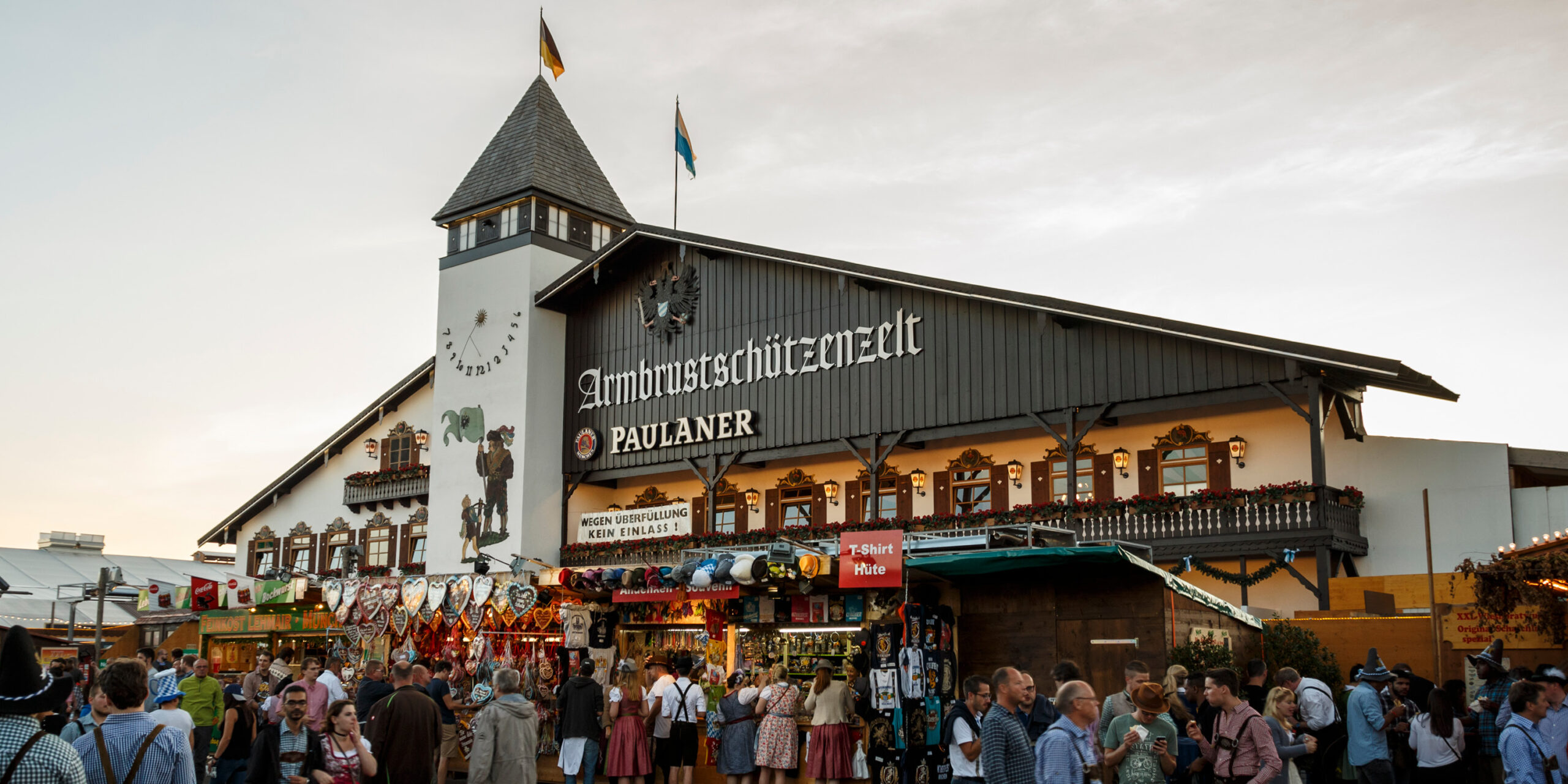 Das Armbrustschützenzelt am Oktoberfest in München bei Tag.