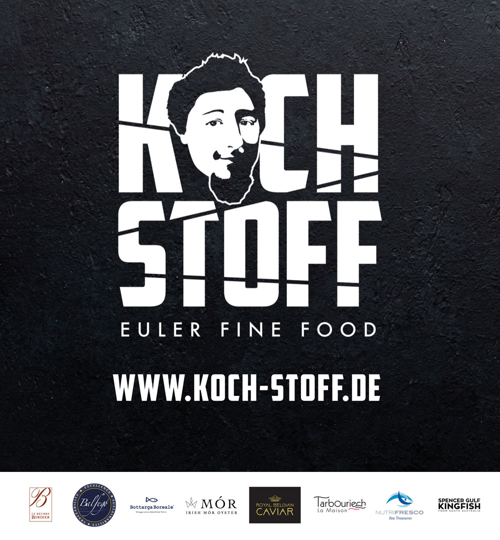 Layout Pult vorne des Messestandes kochstoff. Logo Kochstoff auf schwarzem Hintergerund